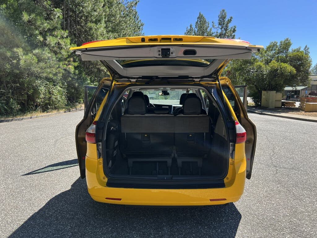 2019 Toyota Sienna LE 8-Passenger FWD for sale in Grass Valley, CA – photo 18