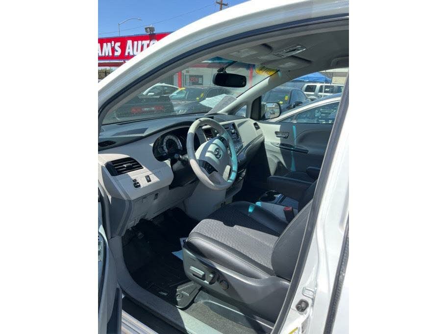 2014 Toyota Sienna SE 8-Passenger for sale in Fresno, CA – photo 4